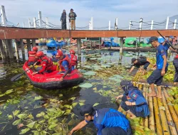 Bersih-Bersih Situ Bagendit dalam Rangka HJG ke-212: Aksi Kolaboratif Bikin Destinasi Semakin Kece!