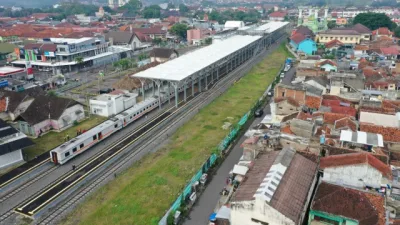Caption : Kepala Dinas Perhubungan Kabupaten Garut, Satria Budi, memberikan penjelasan terkait rencana penambahan rute kereta api baru, di Gedung Pendopo Garut.