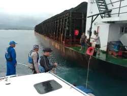 Kapal Tongkang Premium Bahari Diperiksa Satpolairud Polres Garut di Perairan Santolo
