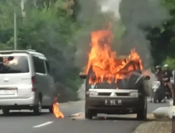 Detik-Detik Mobil Bermuatan Gabah Terbakar Hebat di Garut