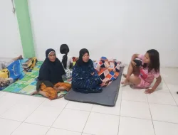 Tidur Beralaskan Tikar Basah, Warga Cimacan Menanti Bantuan yang Tak Kunjung Datang