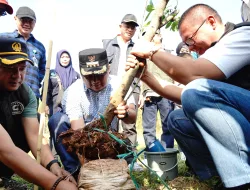 Bupati Garut Dorong Kesadaran Lingkungan Lewat Gerakan Leuweung Hejo, Tanam 150 Pohon di Gunung Guntur