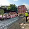 Dua Truk Adu Banteng di Sukamanah, Polsek Malangbong Respon Cepat Cegah Kemacetan