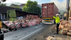 Dua Truk Adu Banteng di Sukamanah, Polsek Malangbong Respon Cepat Cegah Kemacetan