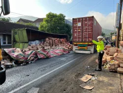 Dua Truk Adu Banteng di Sukamanah, Polsek Malangbong Respon Cepat Cegah Kemacetan