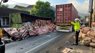 Dua Truk Adu Banteng di Sukamanah, Polsek Malangbong Respon Cepat Cegah Kemacetan