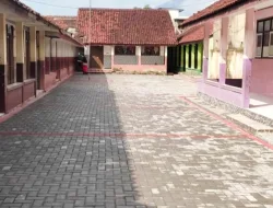 Agar Nyaman Untuk Kegiatan Belajar dan Kegiatan Warga, Kelurahan Paminggir Mangfaatkan Lahan Kosong Untuk di Pasang Paving Blok