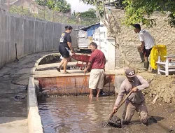 Penggiat Lingkungan BUDIDAS Bersama UPT PUPR Angkat Sedimentasi DAS Cimaragas, Jaga Kelestarian Sungai di Tengah Kemarau