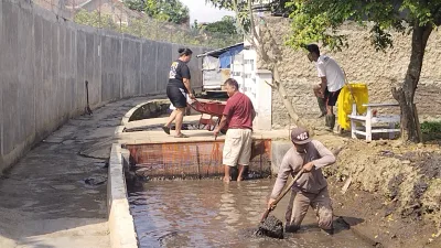 Penggiat Lingkungan BUDIDAS Bersama UPT PUPR Angkat Sedimentasi DAS Cimaragas, Jaga Kelestarian Sungai di Tengah Kemarau