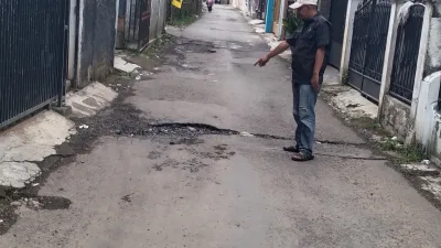Miris! Jalan Penghubung 5 RW di Garut Kota Rusak Parah, Hujan Jadi Sungai