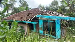 Pilu! Ibu dengan Gangguan Mental di Garut Tinggal di Rumah Tak Layak Huni Bersama Anaknya