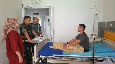 Komandan Korem 062/Tn Tunjukkan Kepedulian, Jenguk Prajurit yang Dirawat di RS Dustira Cimahi