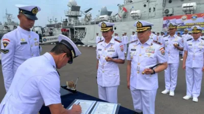 Mayor Laut (P) Firman Cahyadi Resmi Komandani KRI Sutanto-377