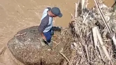Sepasang Suami Istri Penjaga Sungai Cimaragas : Tanpa Upah, Demi Lingkungan Bersih